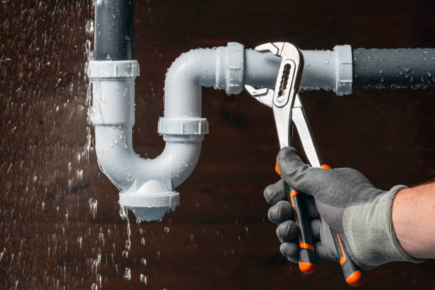 Professional Emergency Plumber technician working in Dubuque, IA